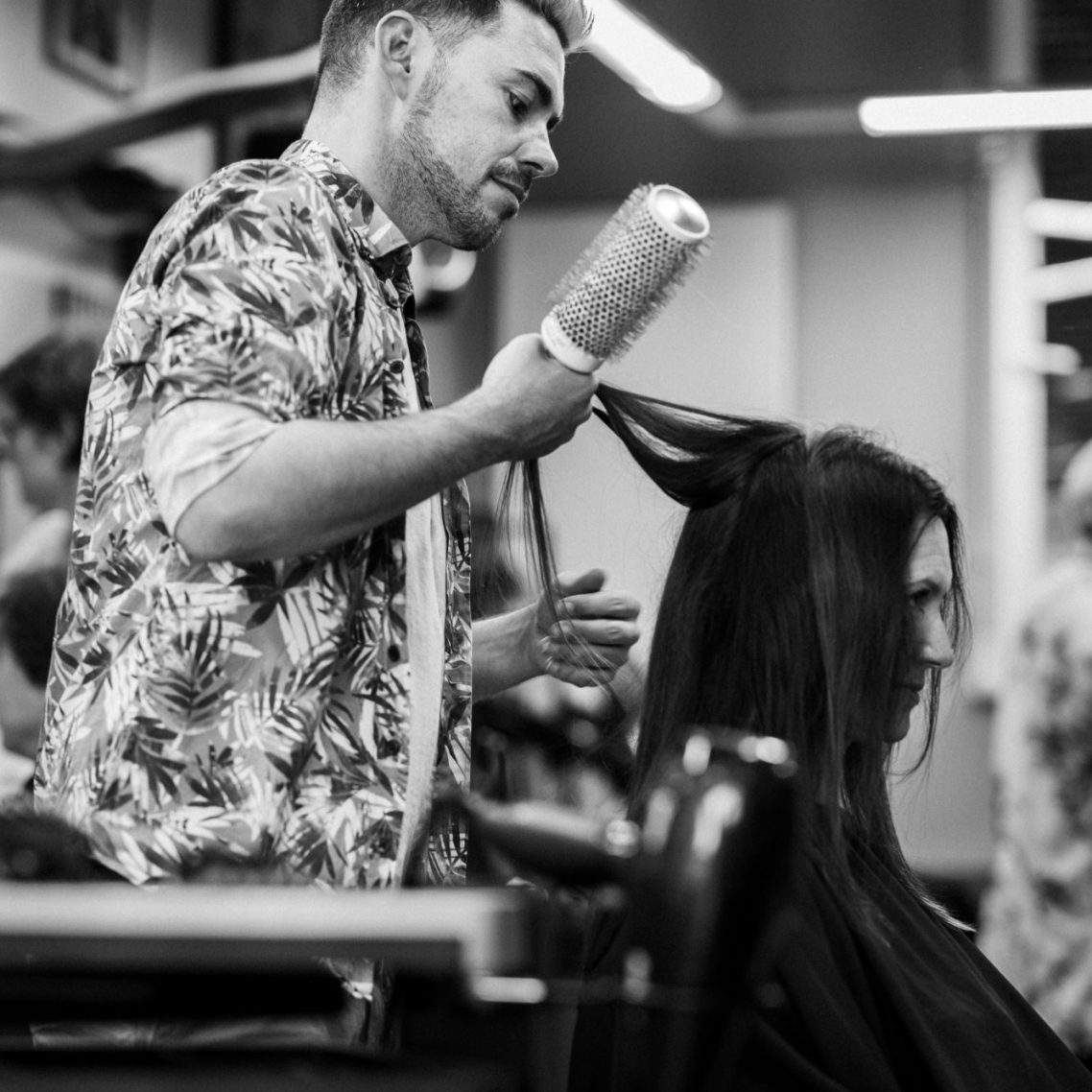 Junge Frau mit langen, blonden Haaren und blauen Augen, schaut intensiv in die Kamera.
